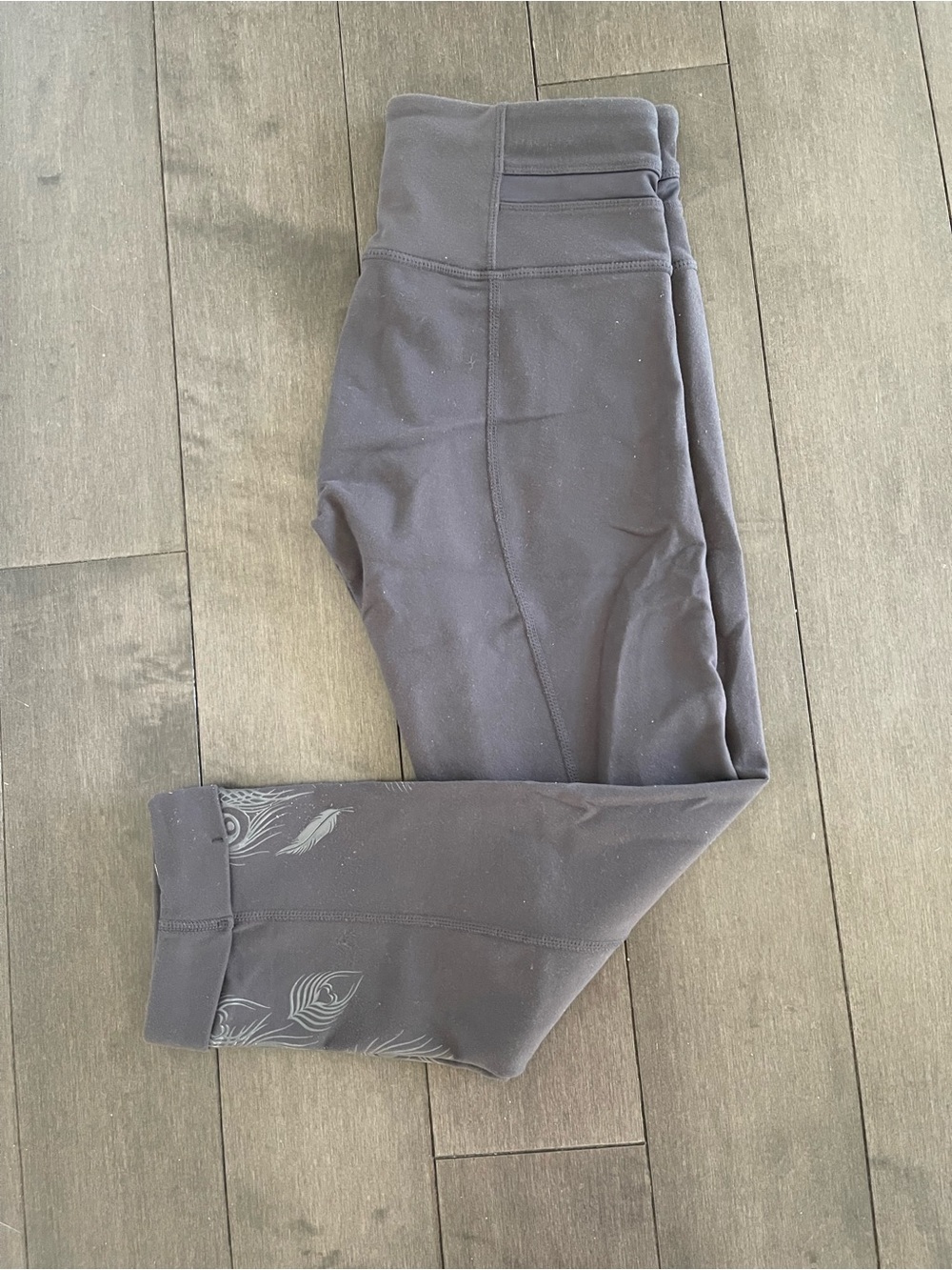 Lululemon cropped tights w/ feather design